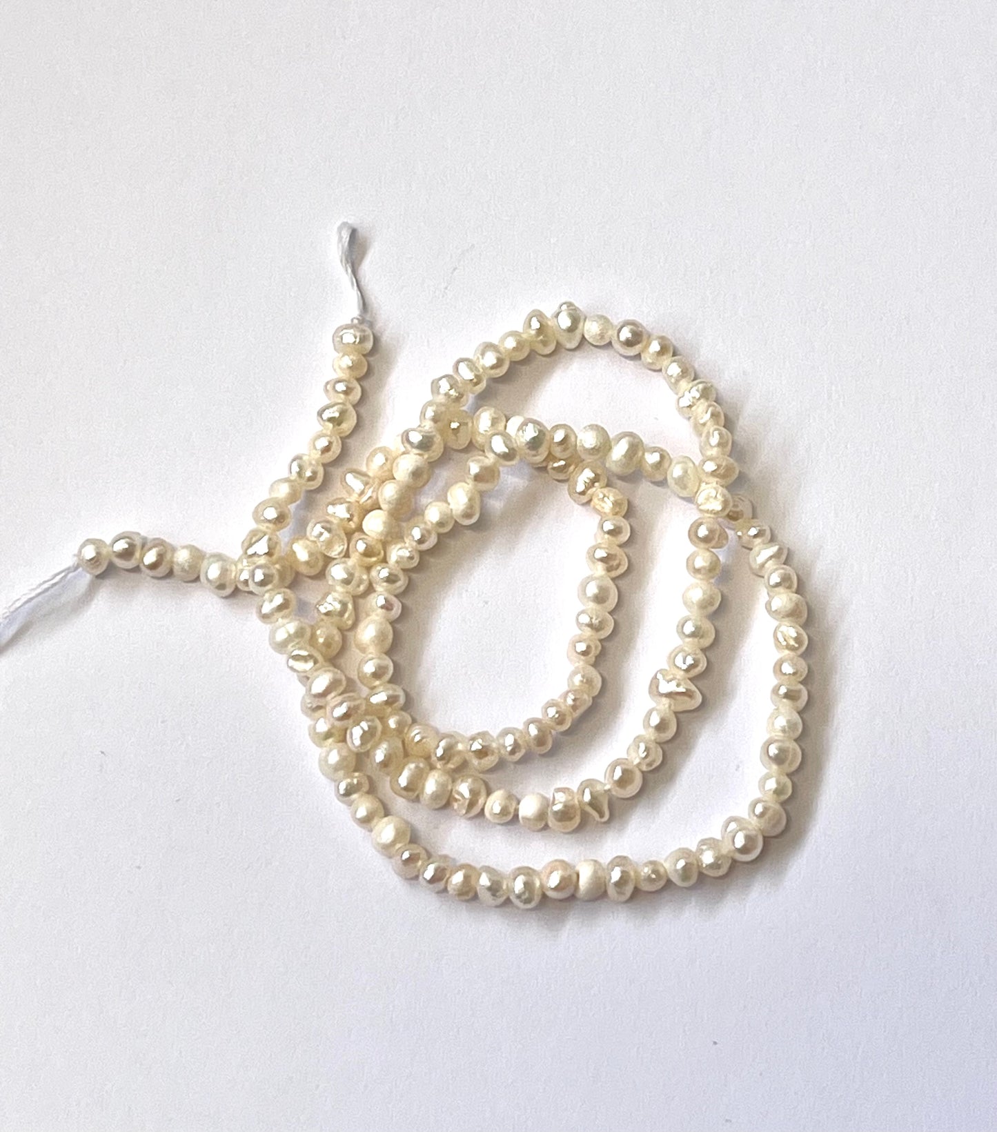 Perlas irregulares 3x4mm aproximadamente