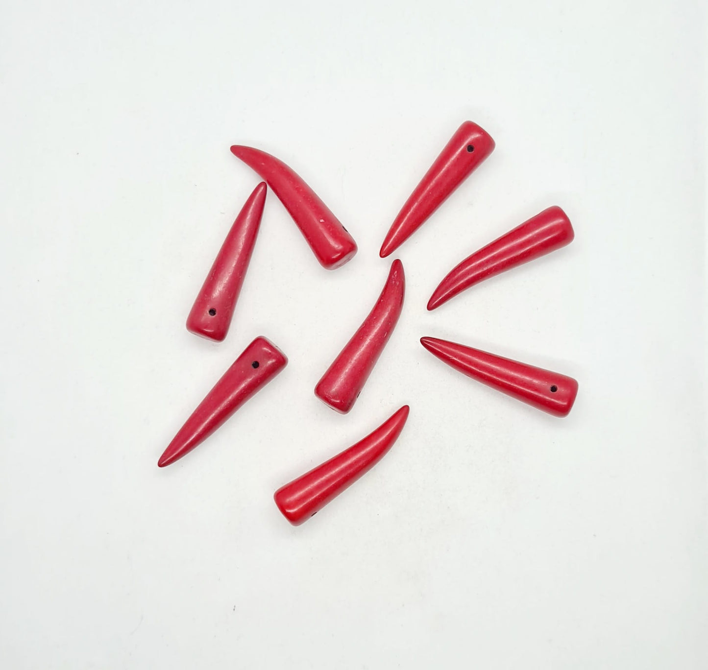 Dijes colmillo rojo (par)