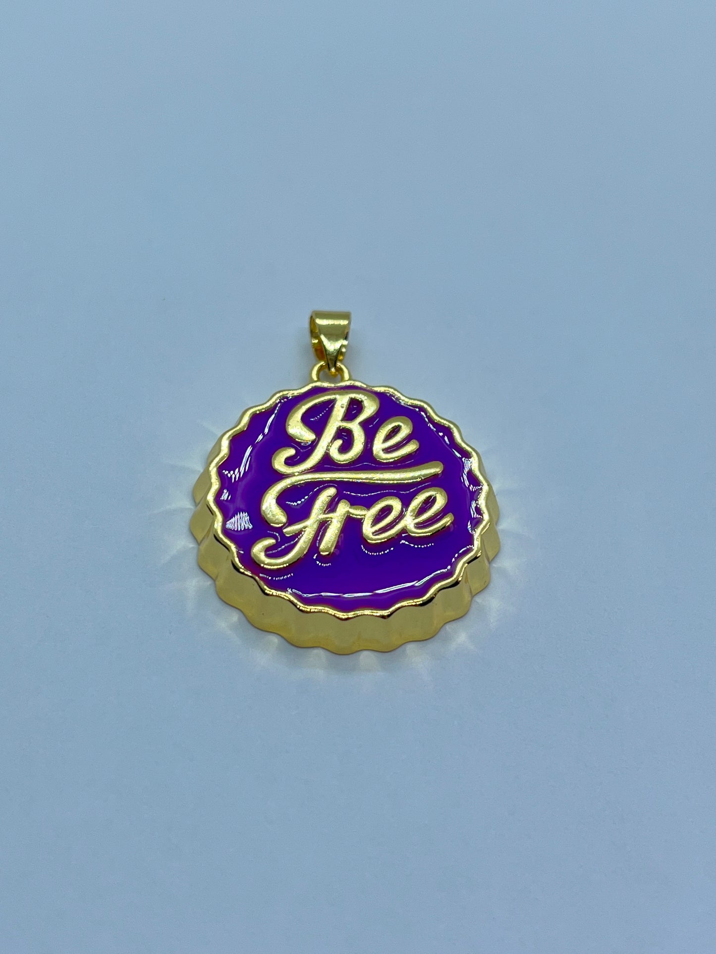 Colgante tapa de botella morado