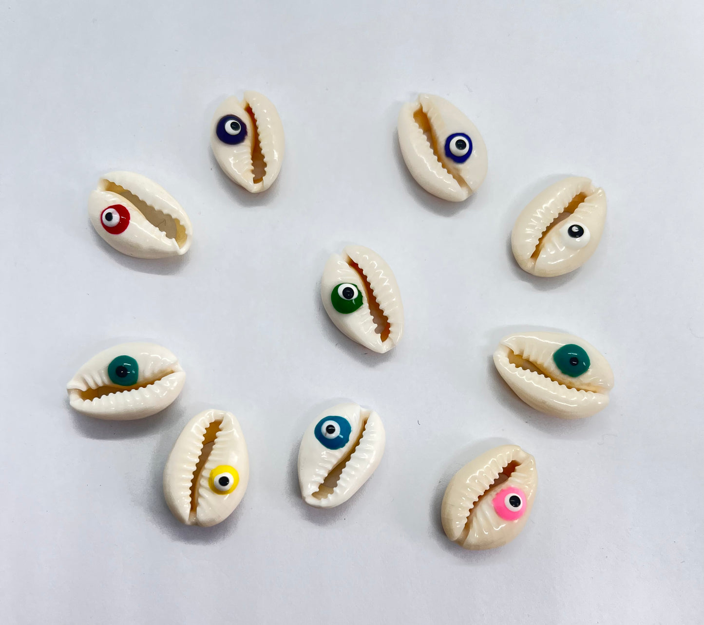 Colgante/conector caracol concha cowrie con ojito esmaltado