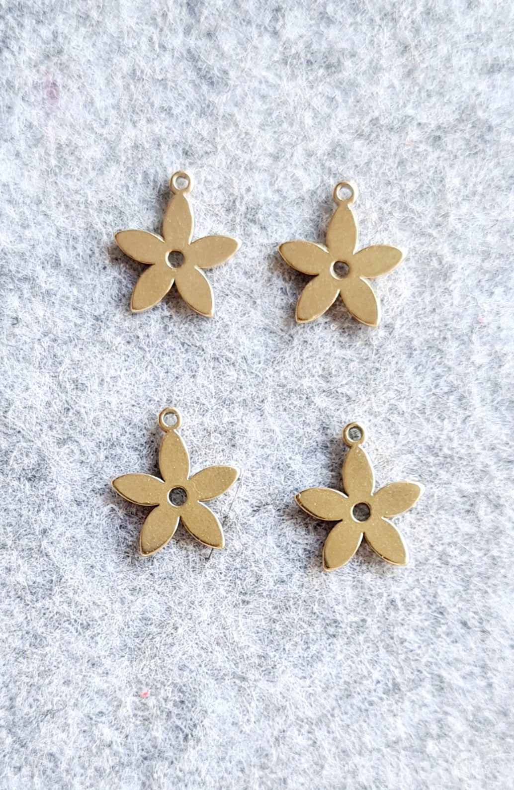 Colgante mini flor 5 pétalos (4 unidades)*