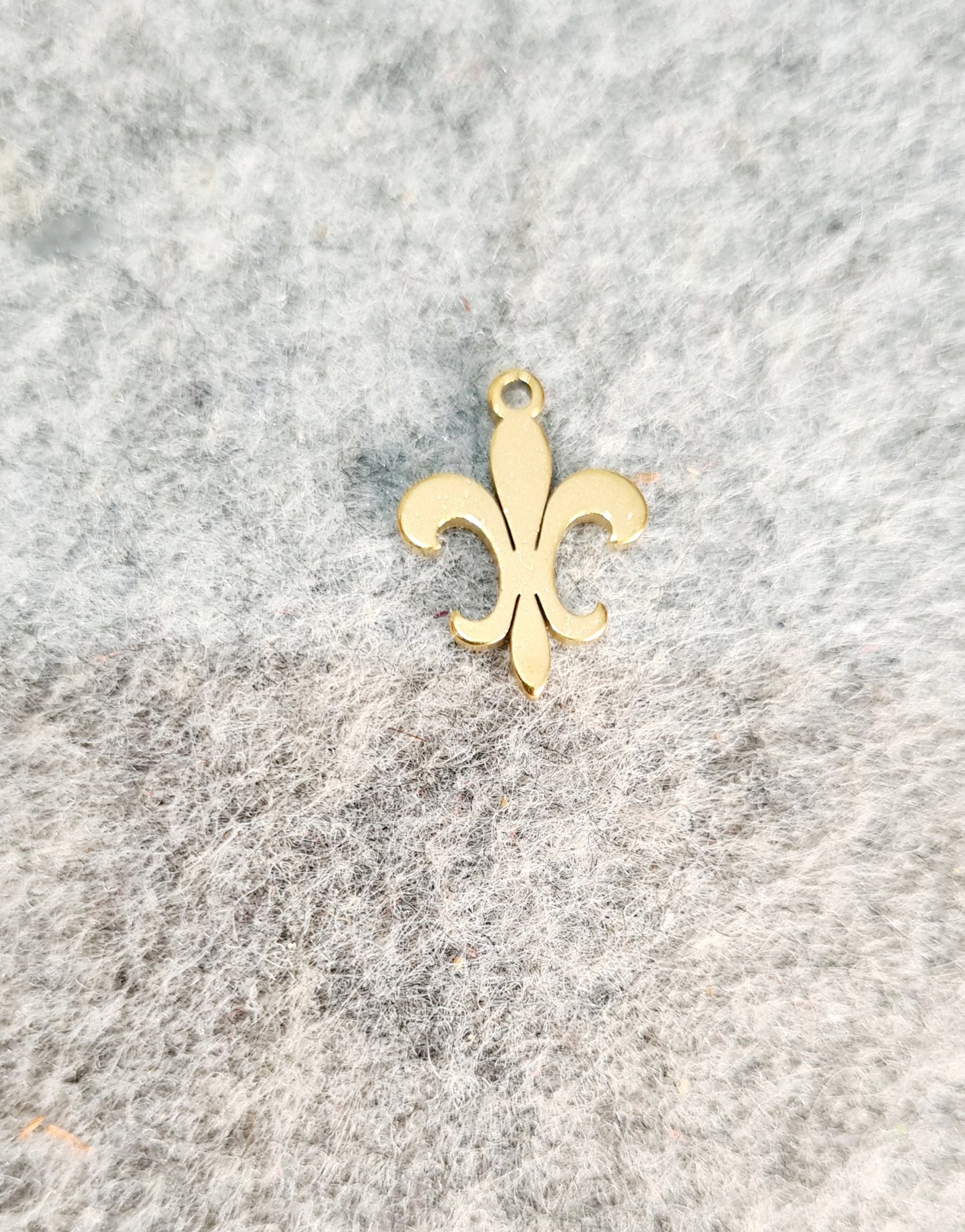 Colgante Flor de Lis (4 unidades)*