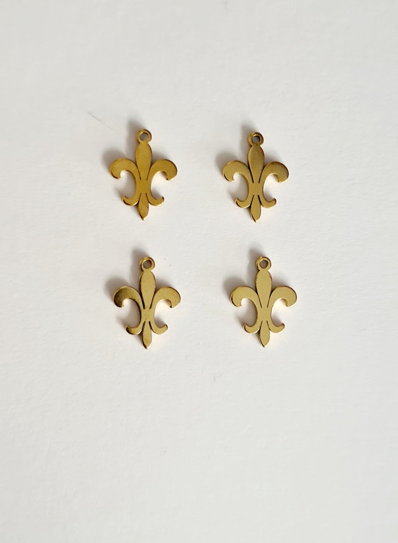 Colgante Flor de Lis (4 unidades)*